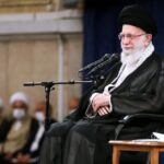 رهبر انقلاب اسلامی: مبارزه امروز ما تمدنی و جهانی است امروز آسیب‌پذیری غرب از همیشه بیشتر است.