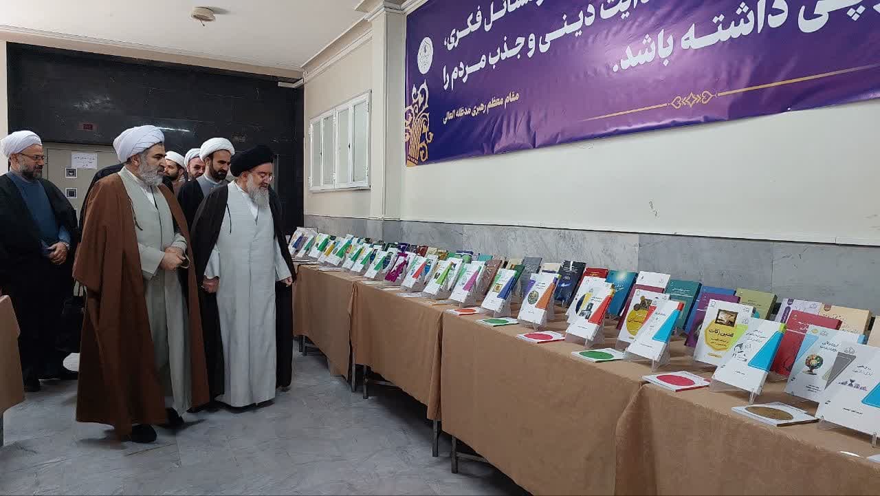 بازدید آیت الله خاتمی دامت برکاته،عضو محترم خبرگان رهبری از نمایشگاه دستاوردهای معاونت پژوهش حوزه های علمیه