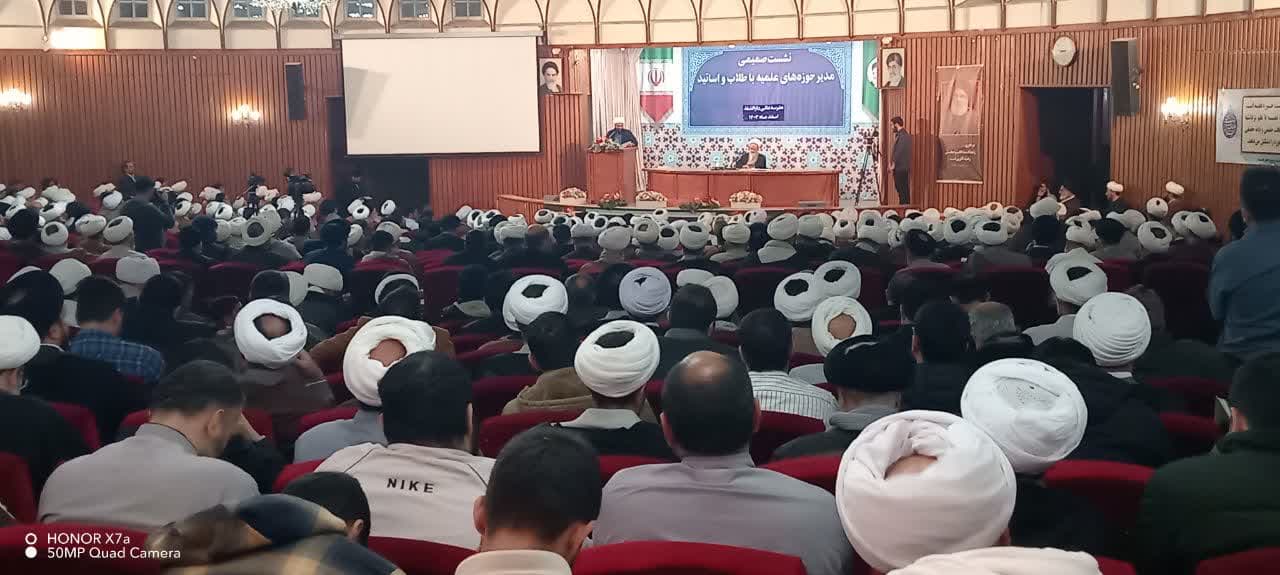 نشست صمیمی مدیر حوزه های علمیه حضرت آیت الله اعرافی با طلاب و اساتید حوزه