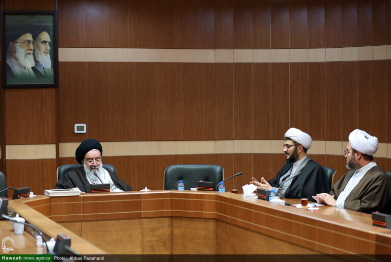 معاون پژوهش حوزههای علمیه در دیدار با آیت الله سیداحمد خاتمی:سالانه حدود ۲۵۰۰ مقاله علمی معتبر در حوزههای علمیه تولید میشود