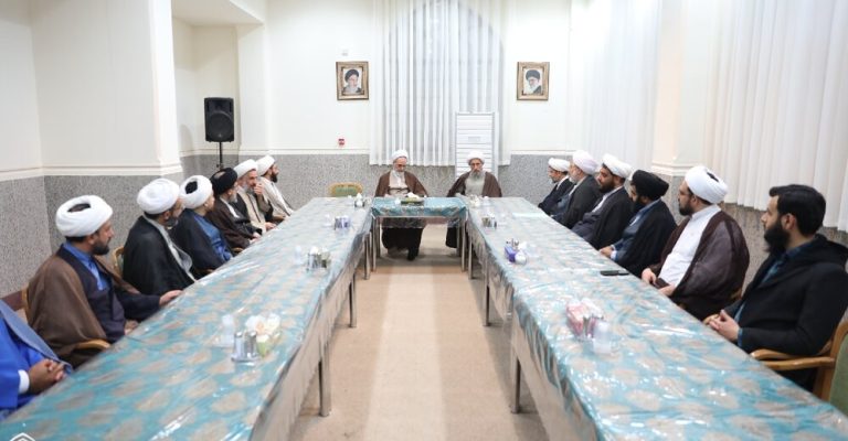 جلسه معاونان و مدیران ستادی در شیراز با حضور آیت الله اعرافی برگزار شد