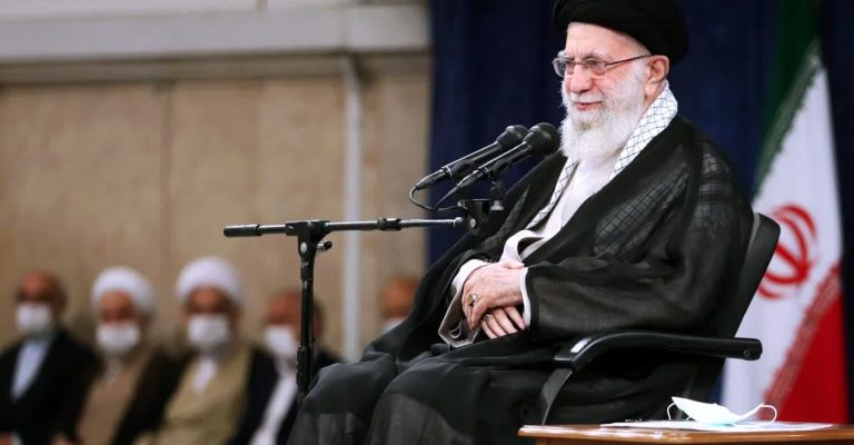 رهبر انقلاب اسلامی: مبارزه امروز ما تمدنی و جهانی است امروز آسیب‌پذیری غرب از همیشه بیشتر است.